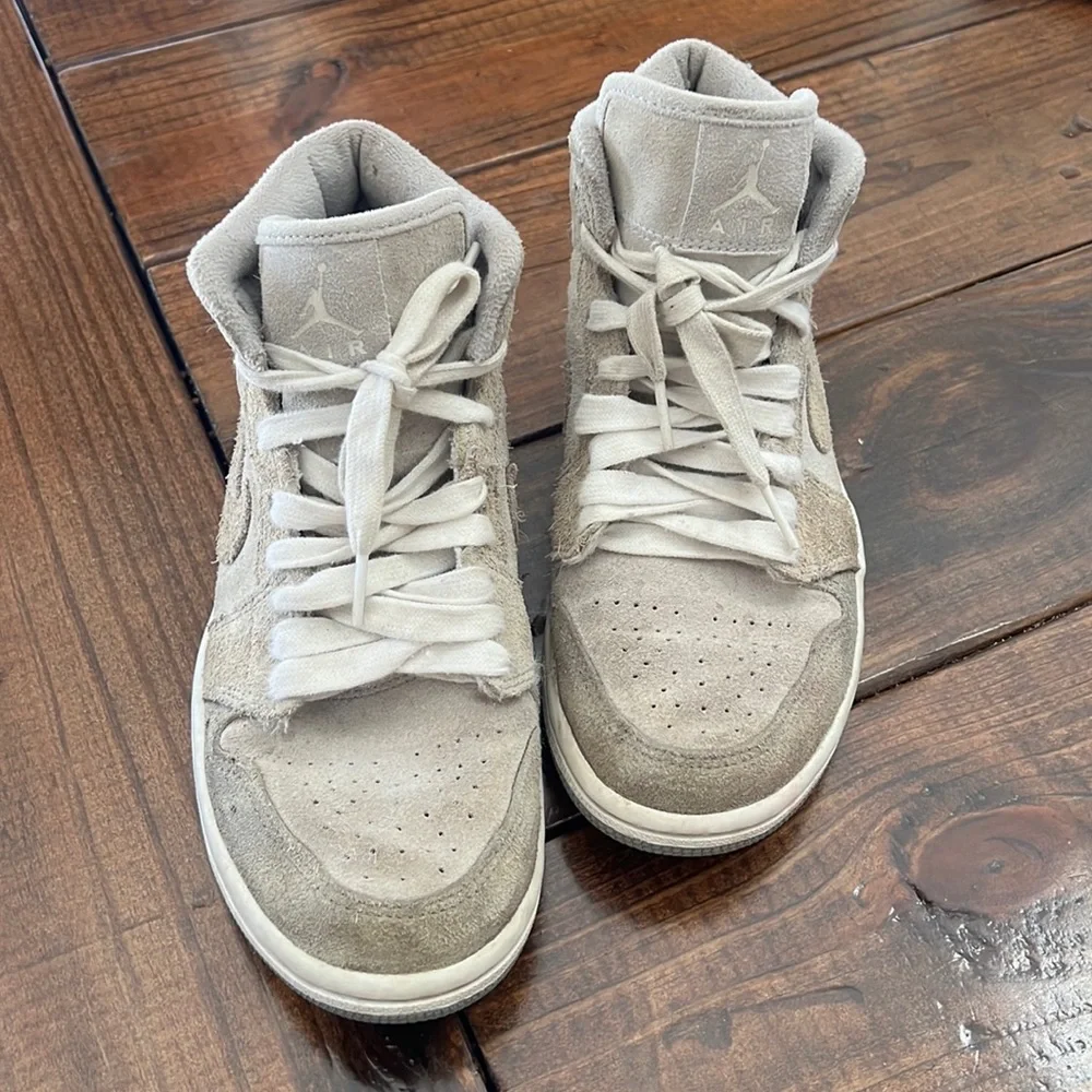 Air Jordan 1 suede women’s size 7 100% Authentic!! - Picture 1 of 6
